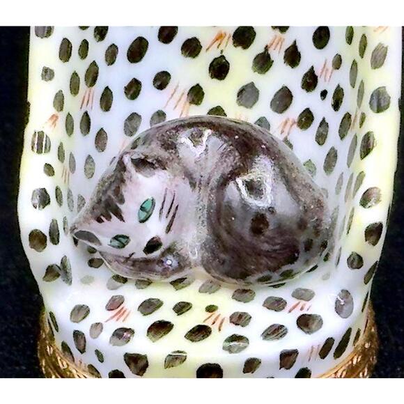 Limoges France Peint Main Cat on Leopard Chair Trinket Box w/ Mouse Clasp Signed - Picture 5 of 7